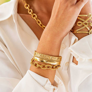 L’amour Toujour Hinged Bangle in Gold