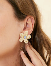 Load image into Gallery viewer, Sweet Straw Flower Earrings Natural