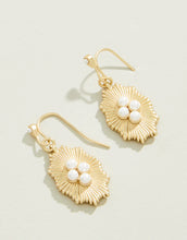 Load image into Gallery viewer, Shine Medallion Earrings Pearl
